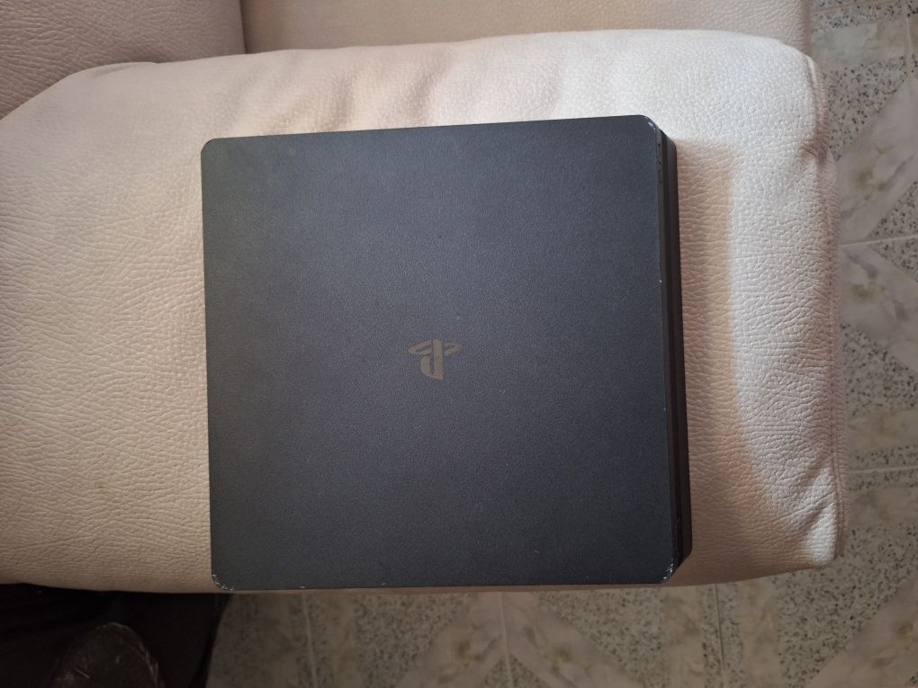 PlayStation 4 Usado + Jogos Digitais e Físicos - Ótimo Estado!