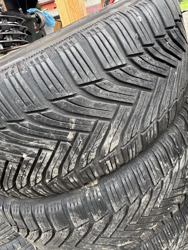 Komplet opon zimowych 225/50/17 MICHELIN Używane F-Vat