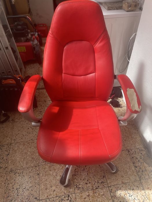 Cadeira de couro vermelha – manchas e desgaste – para quem quer levar