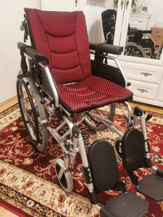 Wózek inwalidzki ze zdejmowaną podkładką pod głowę
