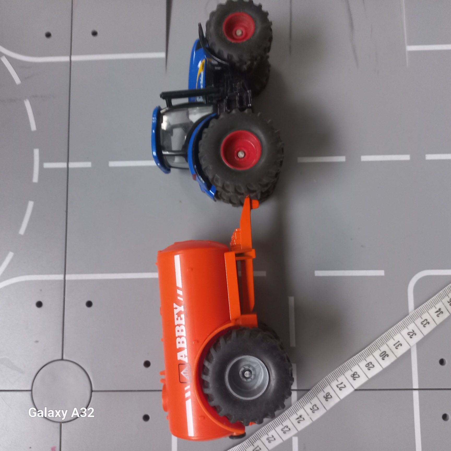 Siku 1:50 traktor new holand z cysterna 23 cm dlugosci