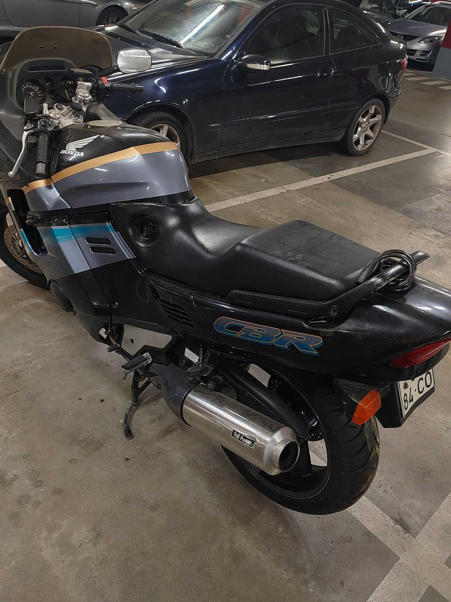 Mota CBR 1000F com 65000 kms