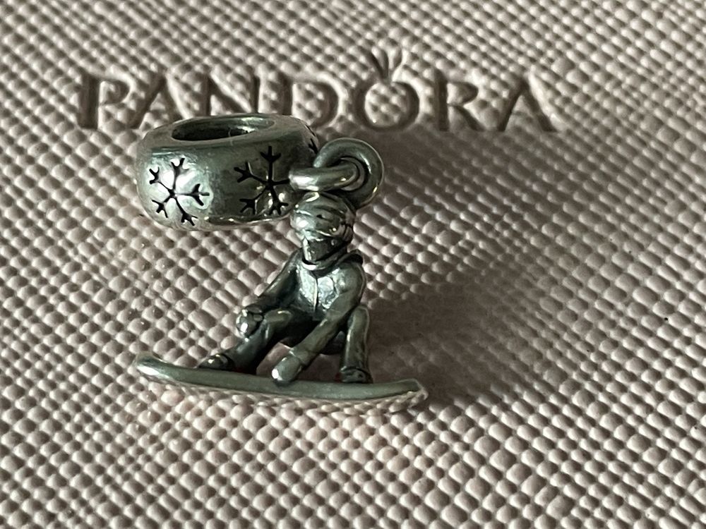 Pandora charms snowbardzista