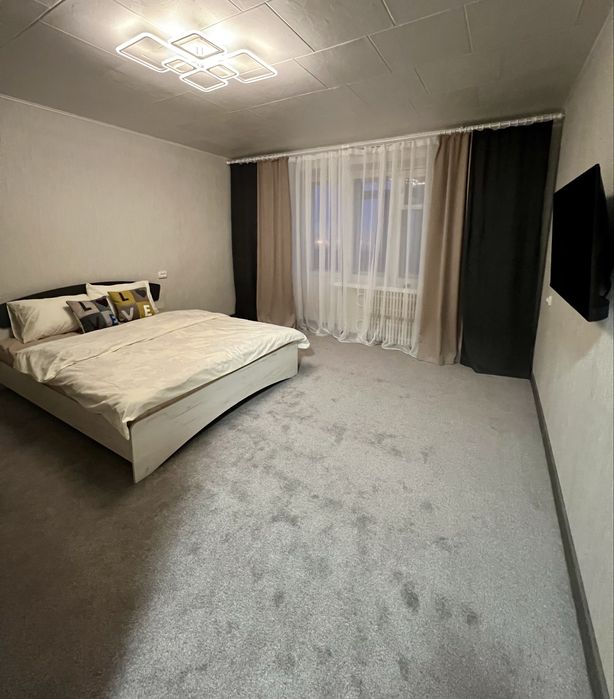 Подобова аренда комфортної квартири з балконом в центрі Лозової