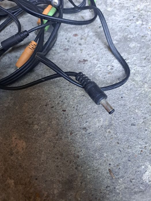 Kable do głośników. Znalezione w garażu, nadgryzione zębem czasu.