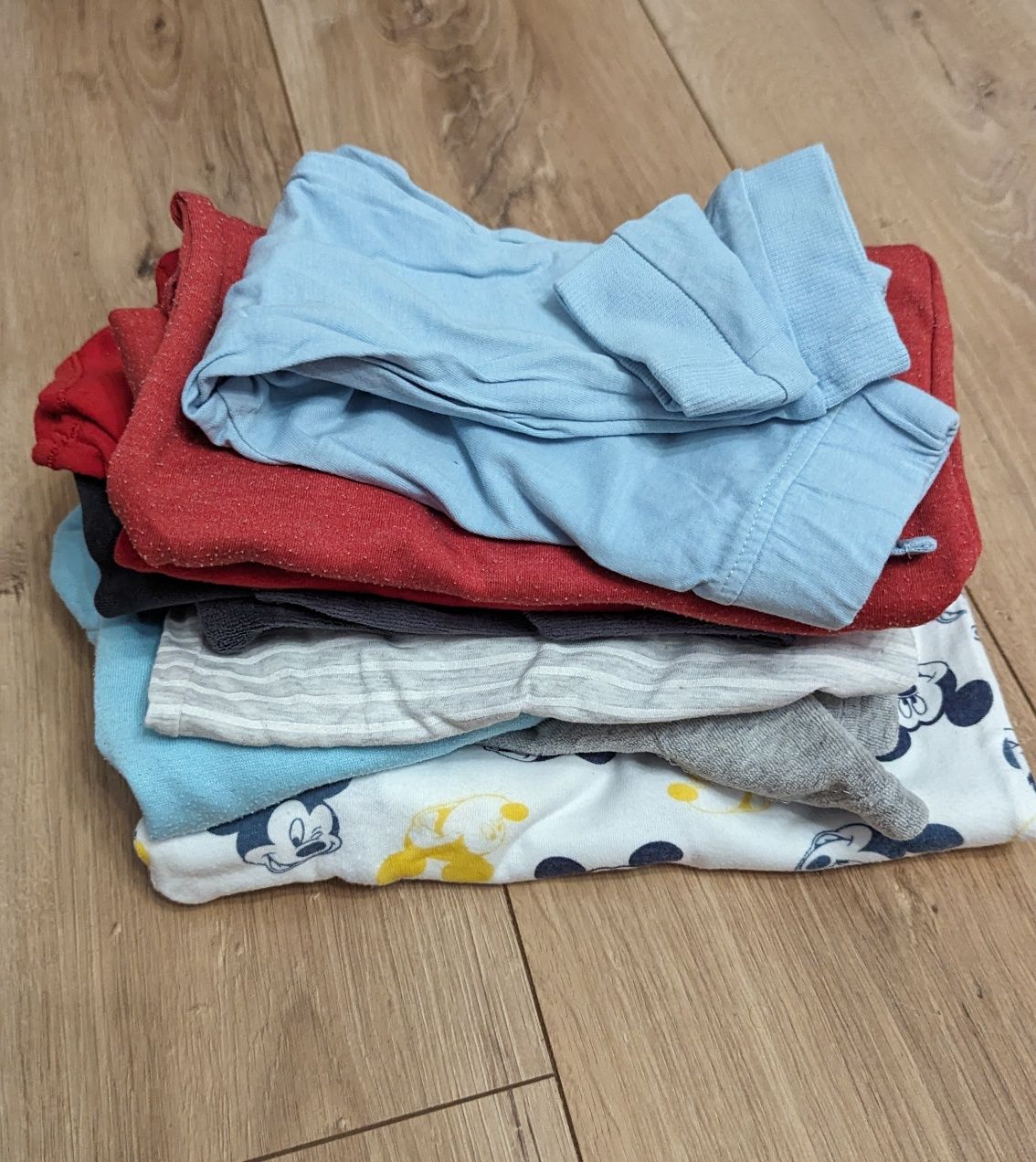 Zestaw dla chłopca 74: bluza NIKE, spodnie, body, śpiochy.