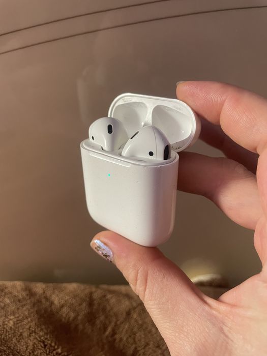 Apple AirPods 2 в зарядному футлярі (MV7N2)