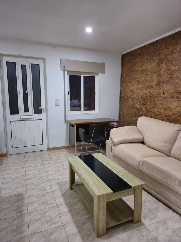 Alugo quarto em moradia