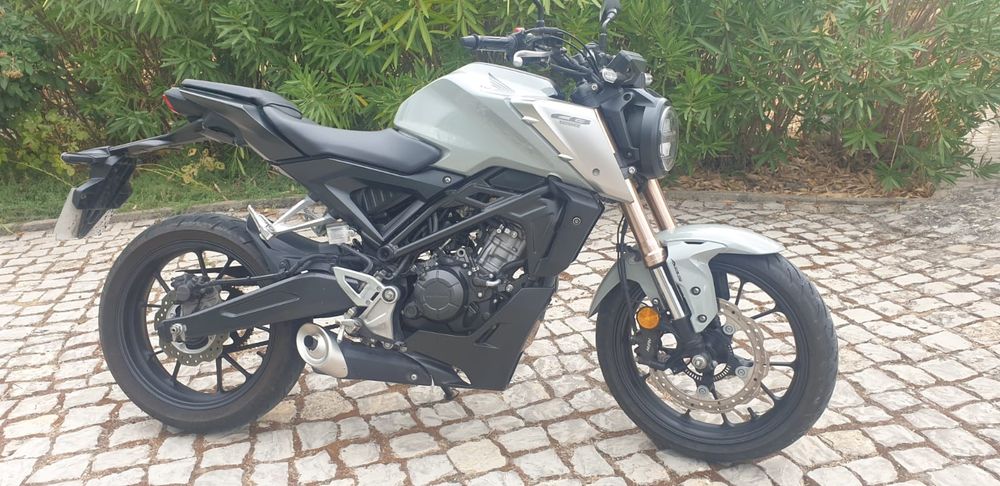 Honda CB125R (15cv) de 2021, em bom estado.