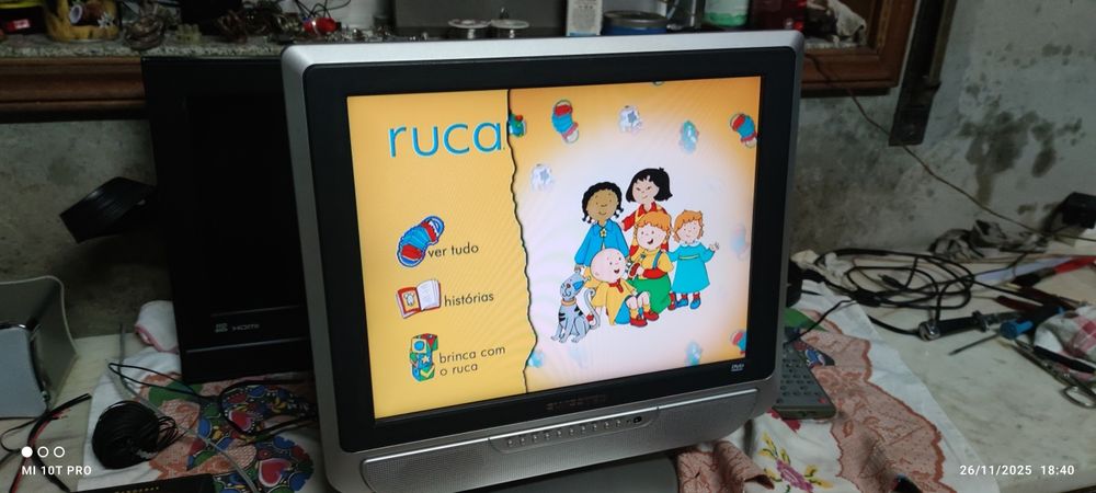 TV LCD com DVD a funcionar bem sem problemas.