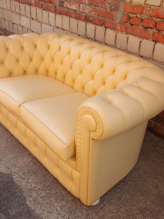 Диван у вітальню