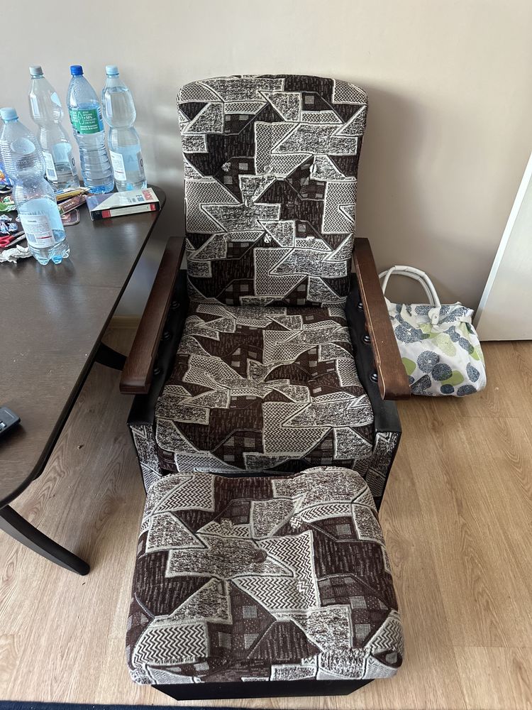 Komplet sofa z fotelami i pufami