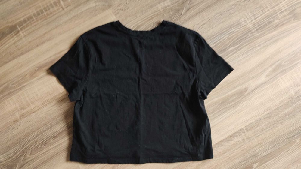 Luźna koszulka crop top