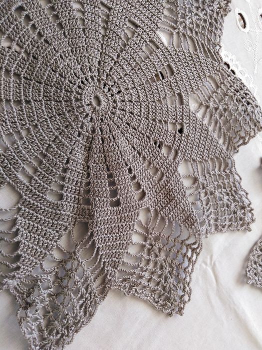 Zestaw serwetek robione na szydełku 3 sztuki.