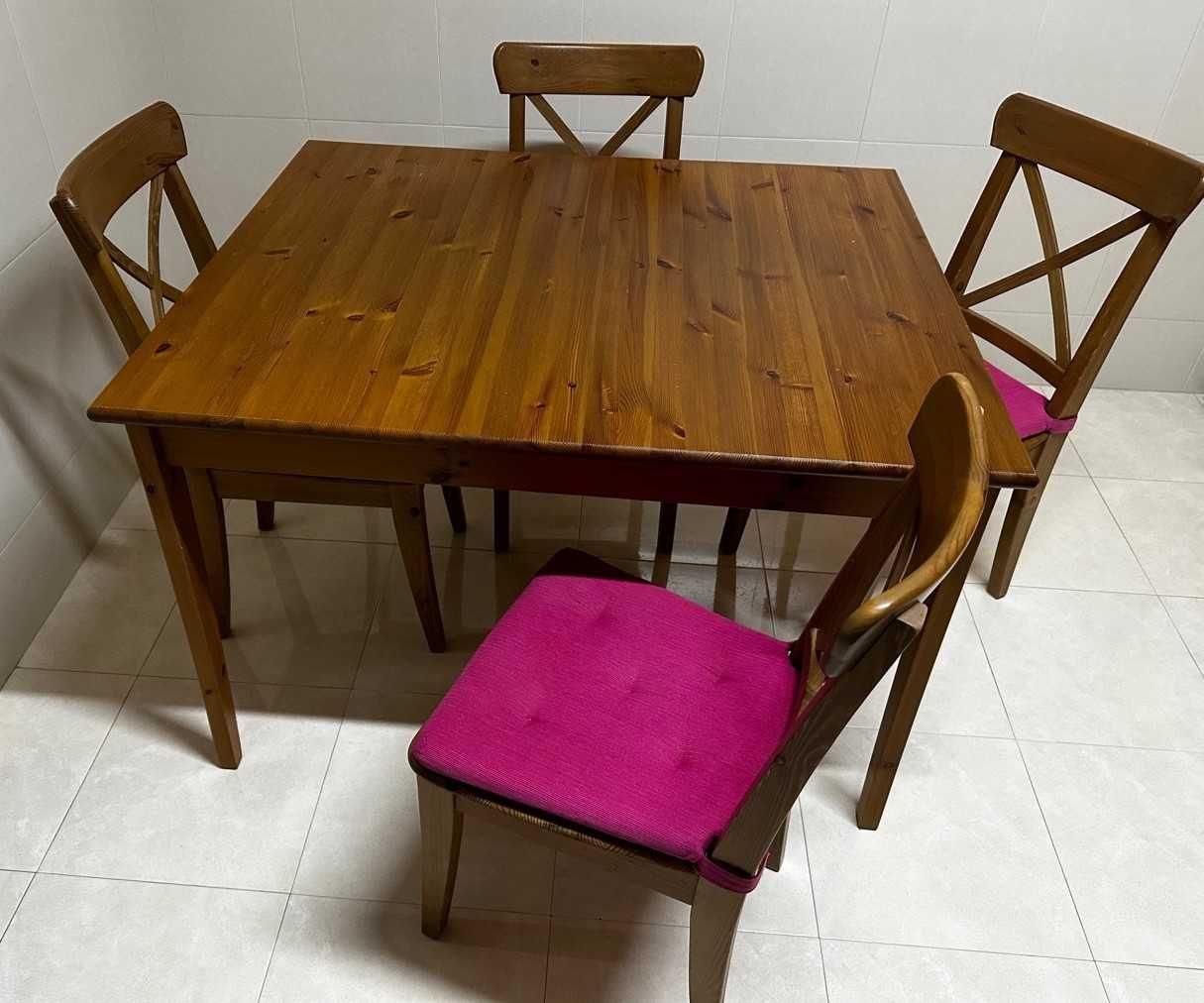 Mesa de Refeição com 4 cadeiras
