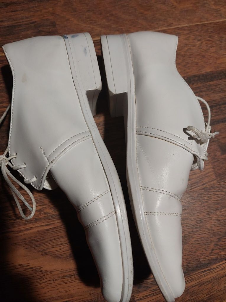 Buty eleganckie na komunię dla chłopca białe