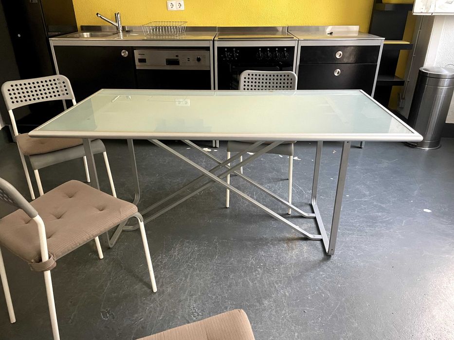 Mesa em vidro opaco e estrutura metálica