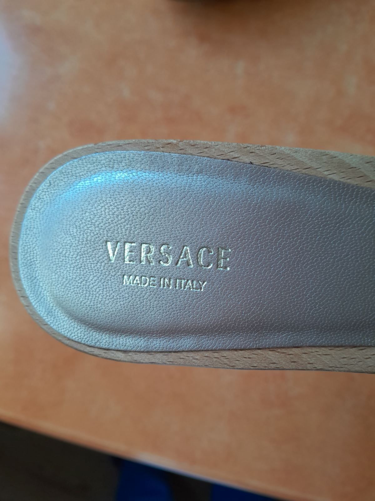 Продаю женские  босоножки Versace