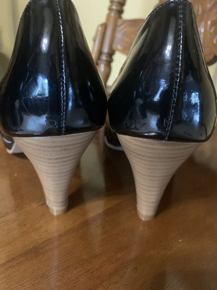 Женские лаковые туфли