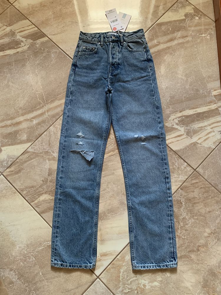 Nowe niebieskie jeansy z przetarciami Sinsay