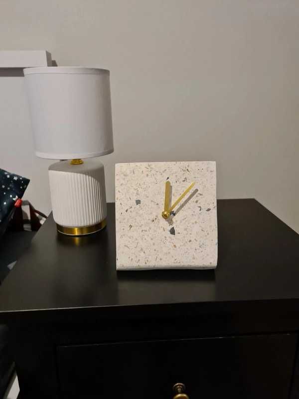 Stylowy zegarek w kolorze ecru że złotymi wskazówkami home&you