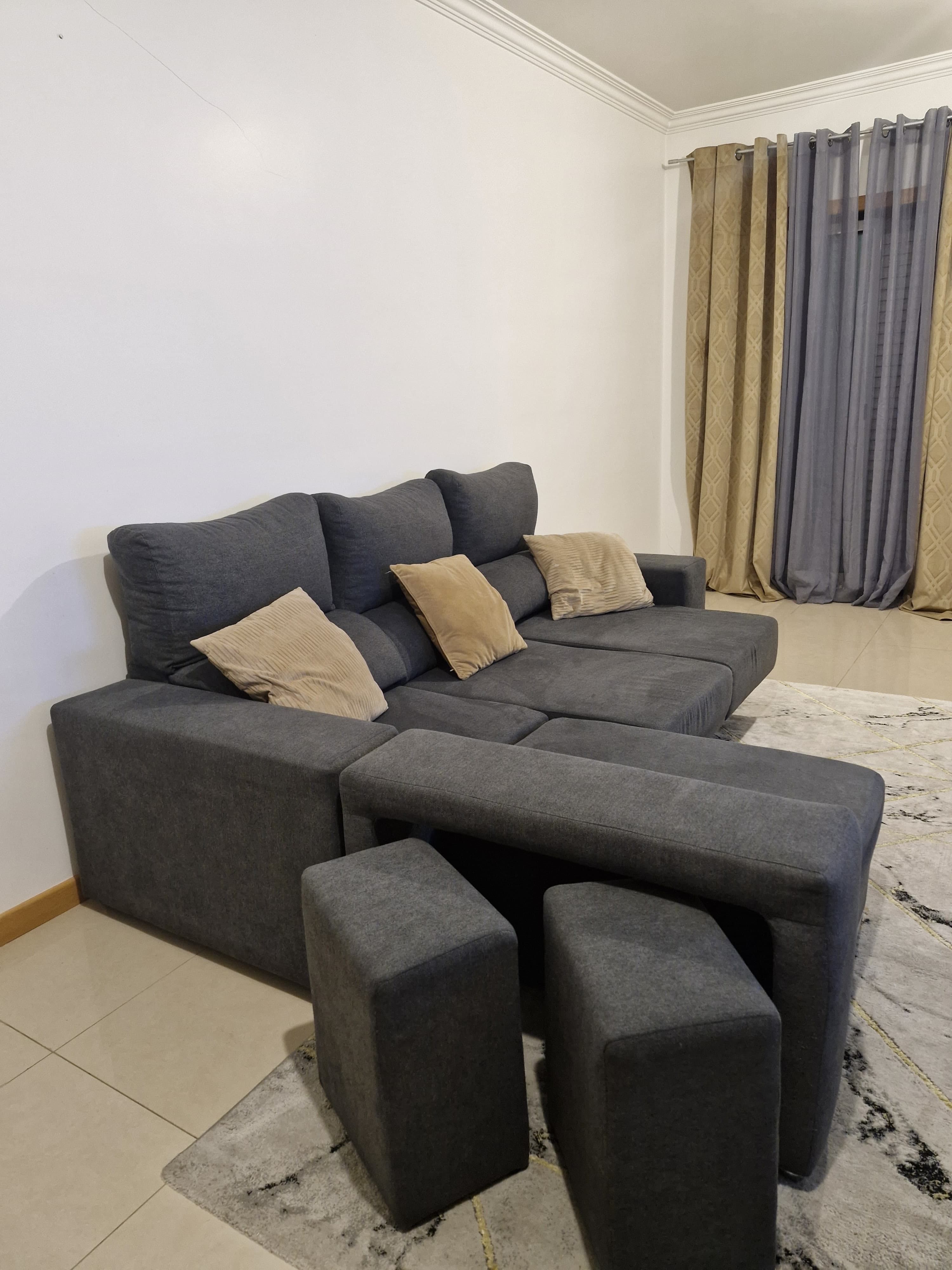 Sofá chaise long  e móvel moderno de sala