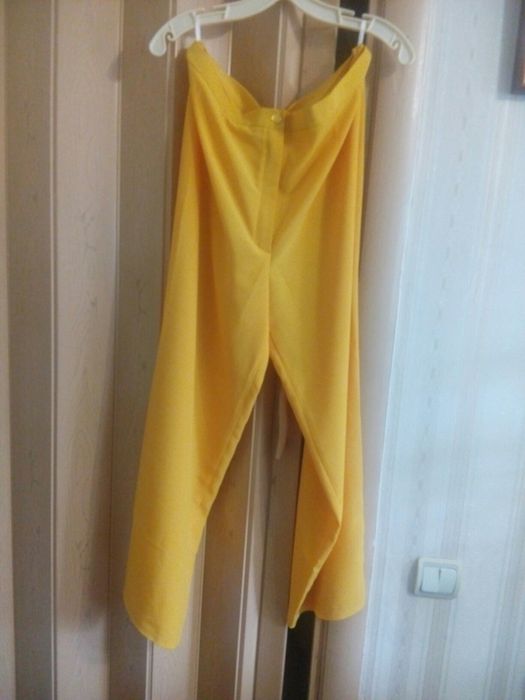 Костюмы:  .Желтый  костюм - брючный . Костюм из крепдишина.