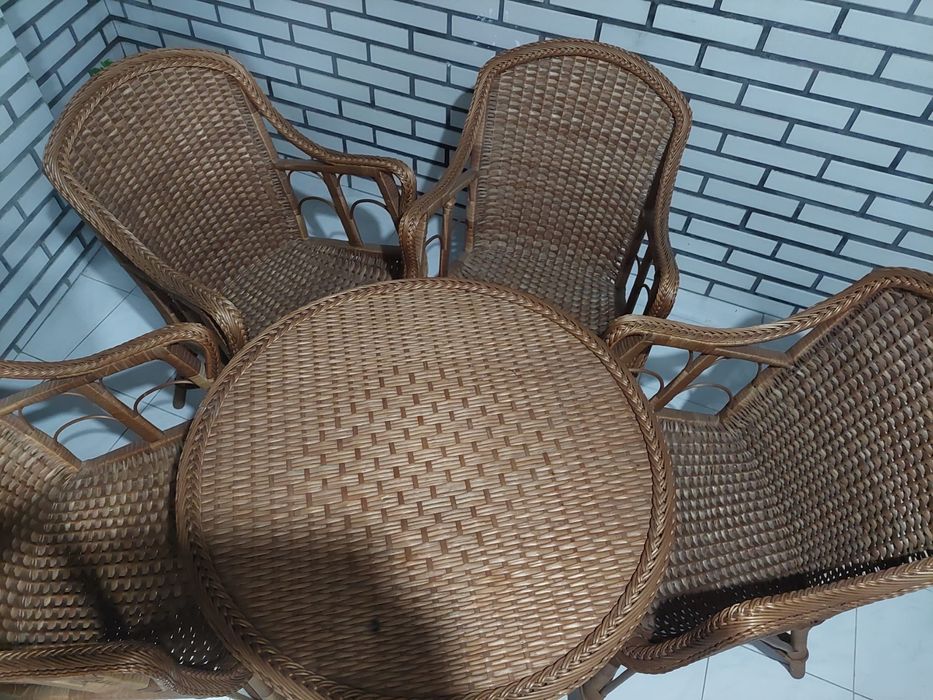 Mesa de jardim e cadeiras