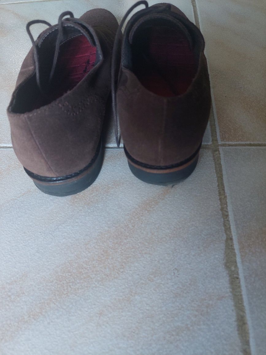 Sapatos em camurça castanhos