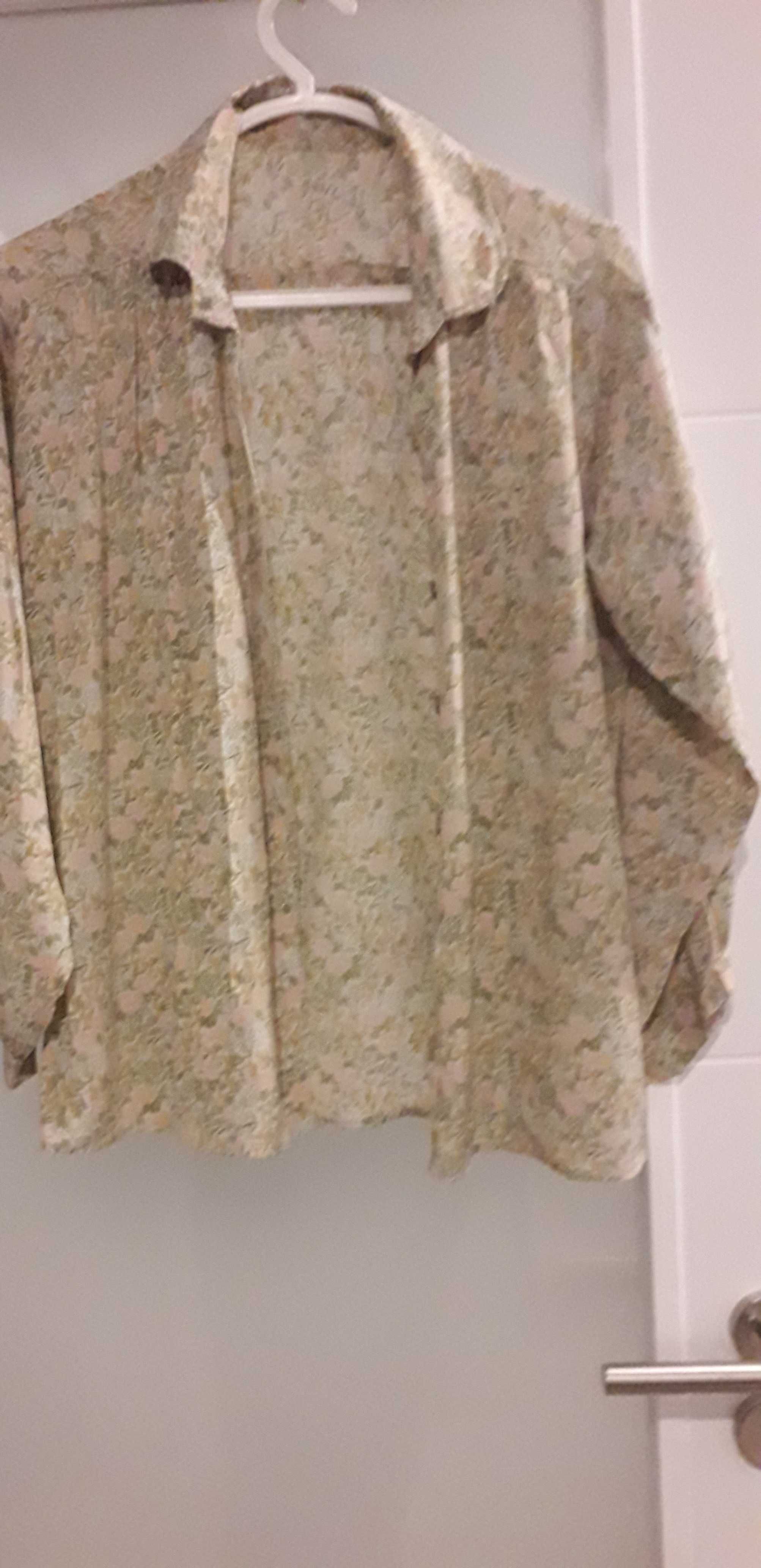 Fato Saia e blusa de manga comprimida, em Flores verde água e rosa