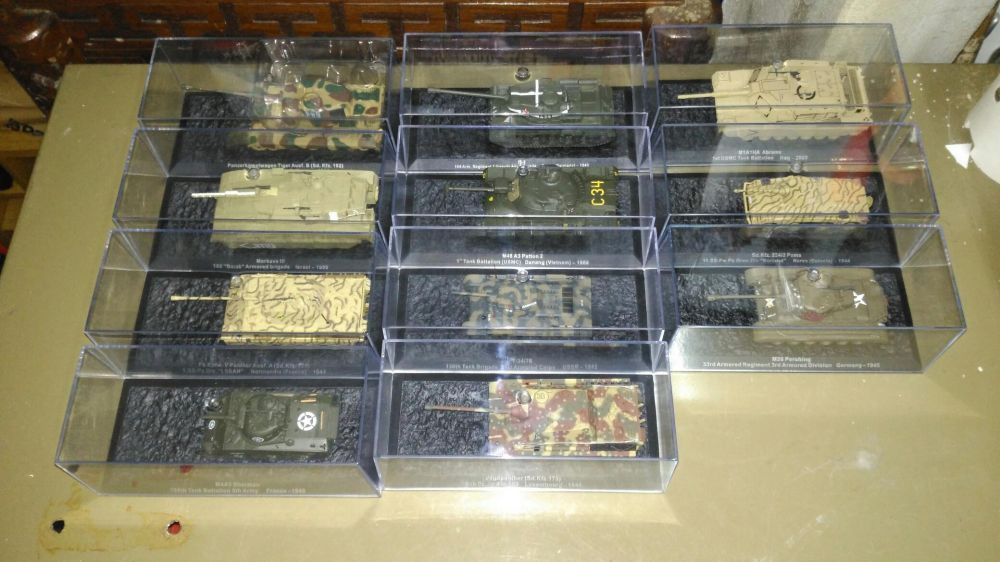Coleção de tanques miniatura