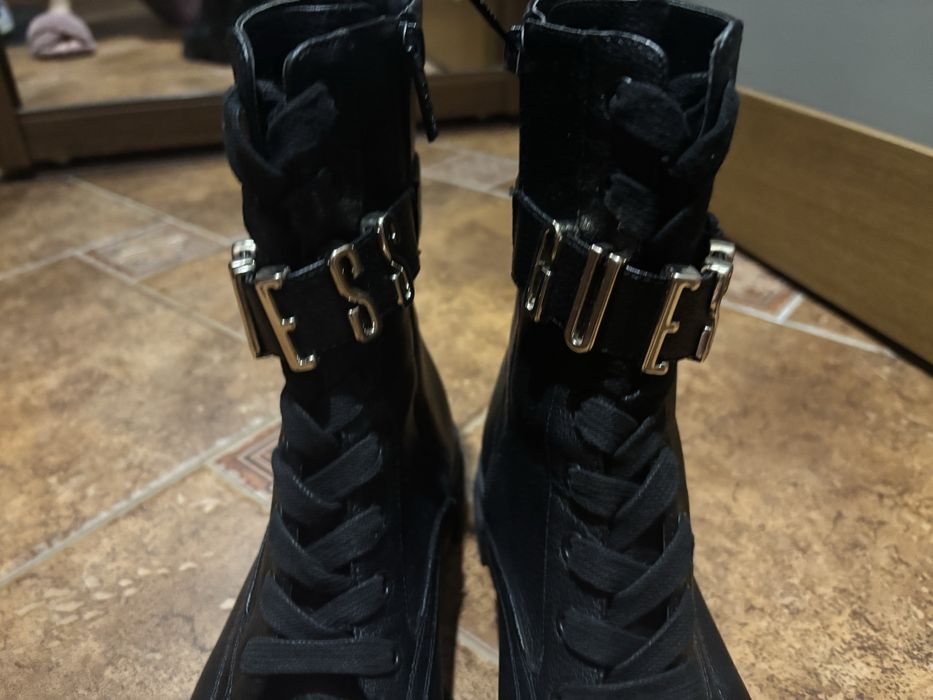Ботинки фірми Guess