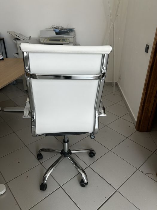 Secretaria com cadeira