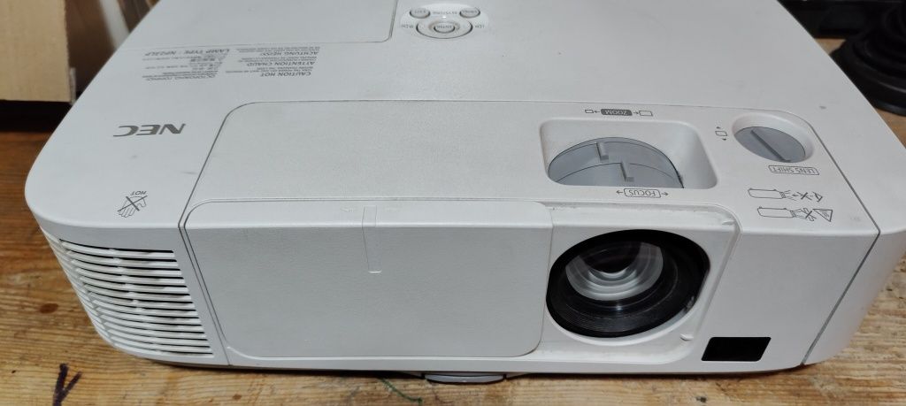Projektor NEC P501X