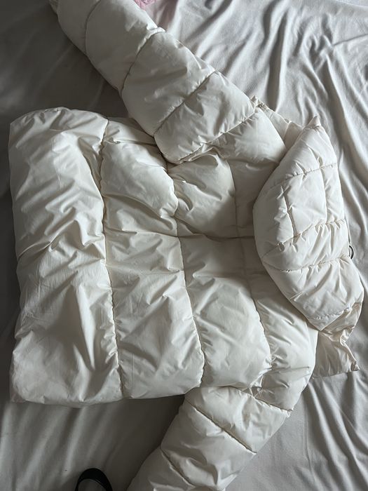 Біла куртка пуховик зимовий