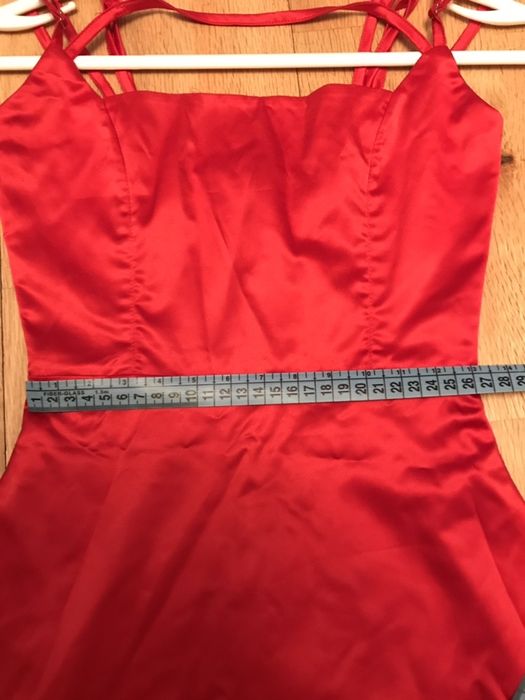 Платье красное на бретельках xs
