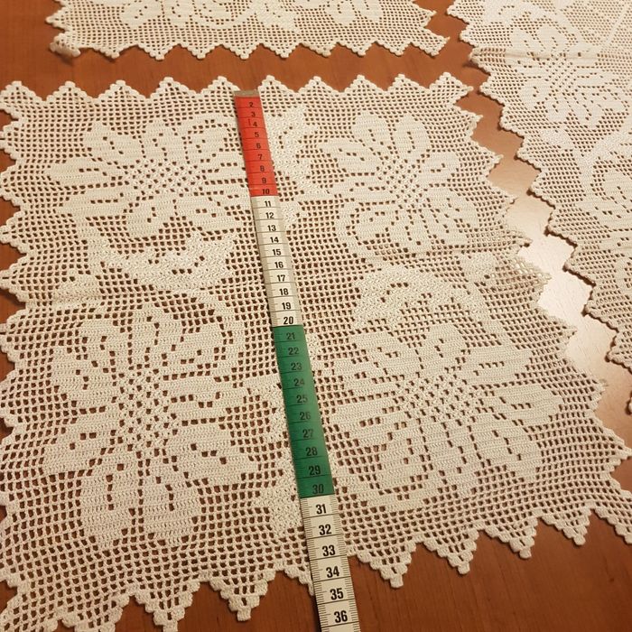 Panos de renda e linho feitos à mão