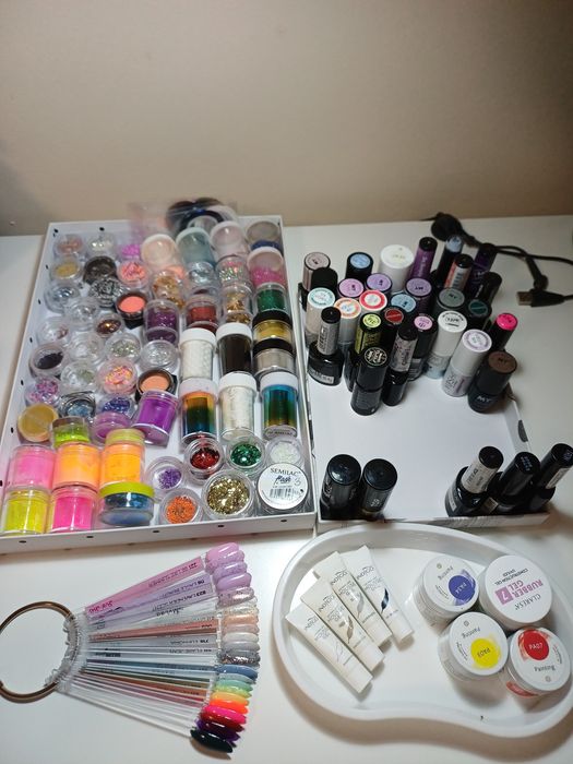 Zestaw lakierów i pyłków do paznokci