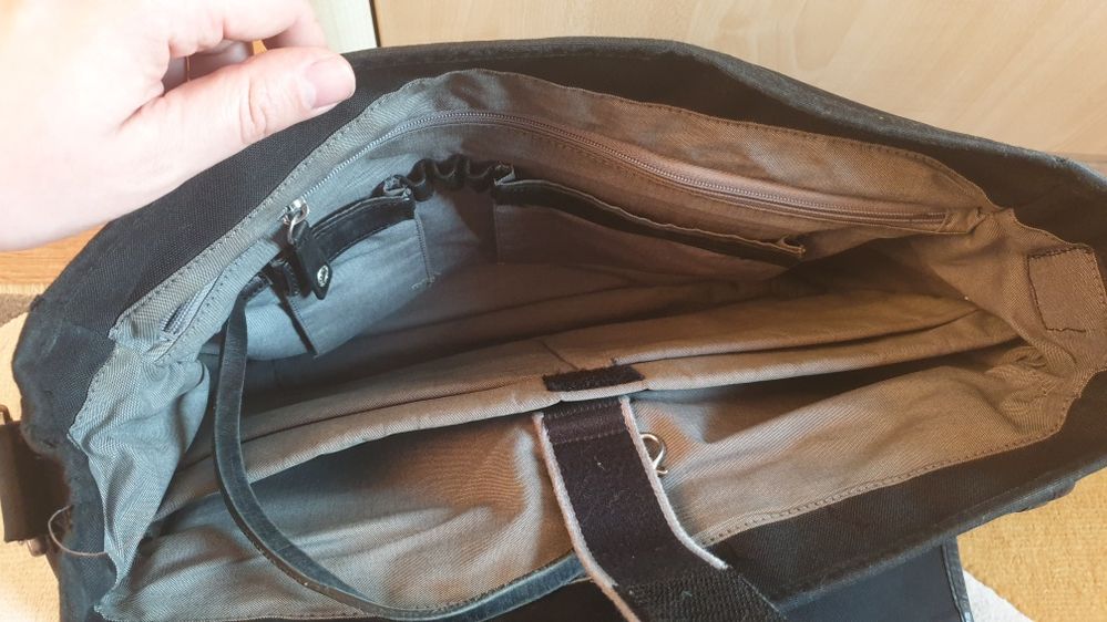 Torba męska czarna lacoste A4 laptop uczelnia biuro jeszcze całkiem OK