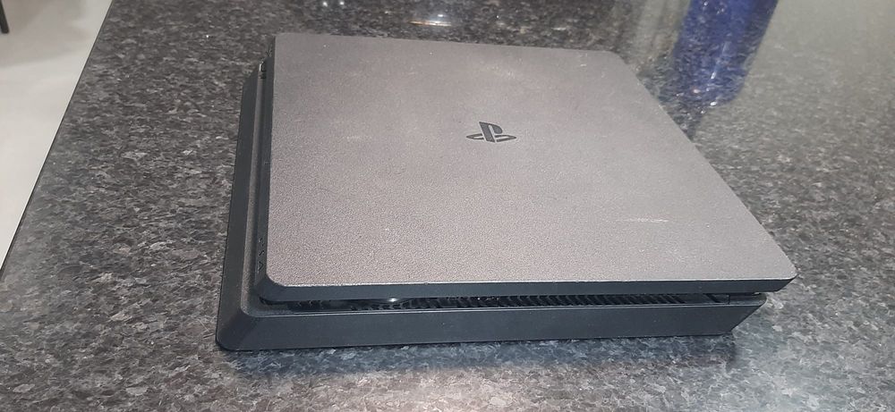 Vendo uma ps4 em bom estado com um comando.