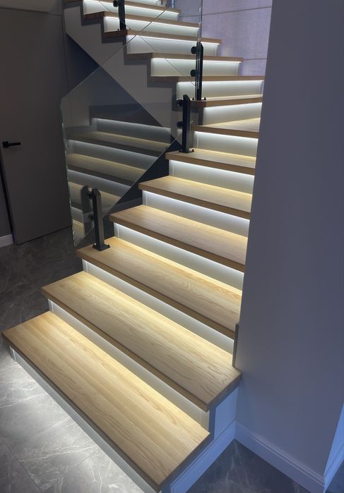 Деревʼяні сходи Львів виготовлення та монтаж дуба, бука та ясена