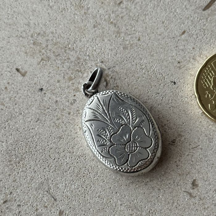 Medalhão de senhora em prata portuguesa