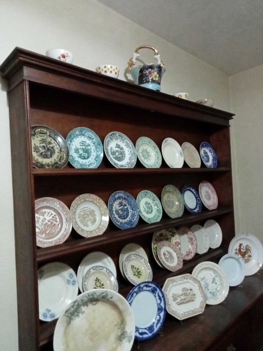 Antigo móvel prateiro