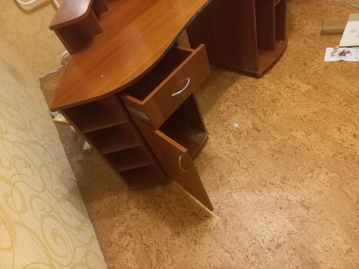 Стіл комп'ютерний