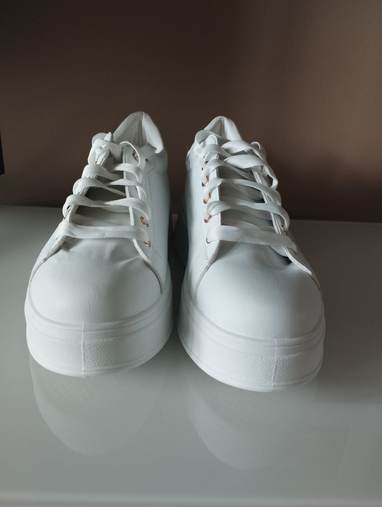 Białe sneakersy rozmiar 41
