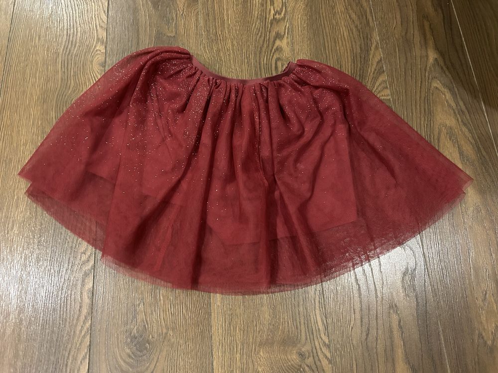 Czerwona spodniczka dla dziewczynki