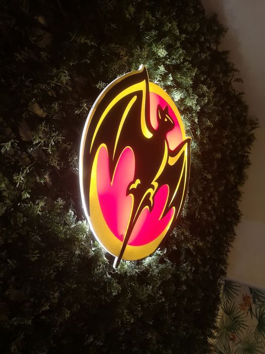 Logo luminoso Bacardi