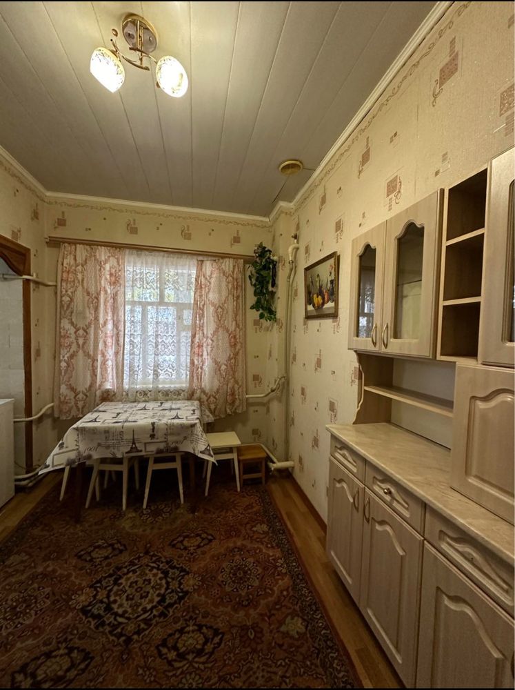 продам півбудинку. Центр. Гараж. Ділянка.