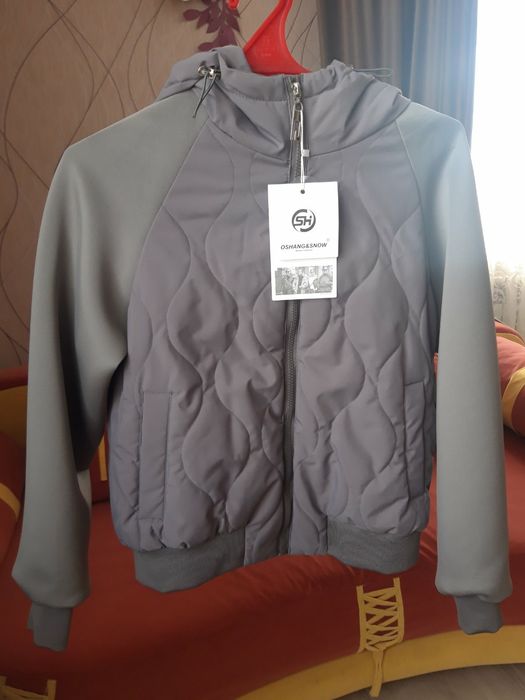 Продам бомбер-куртку жіночу.