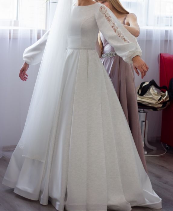 Атласна весільна сукня